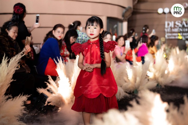 THIÊN THẦN NHÍ QUỲNH AN – THẦN THÁI CUỐN HÚT TỎA SÁNG TRÊN SÀN DIỄN DI SẢN SHOW