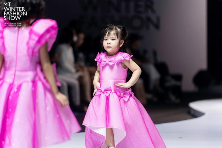 Jennie Bảo Châu - Model tí hon đảm nhận vị trí Vedette BST Thiều Hoa của NTK Linh Phương tại MT Fashion Show 2024