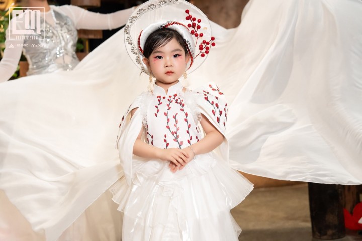 Chiêm ngưỡng vẻ đẹp trong veo của Vedette Hạ An tại EM Show