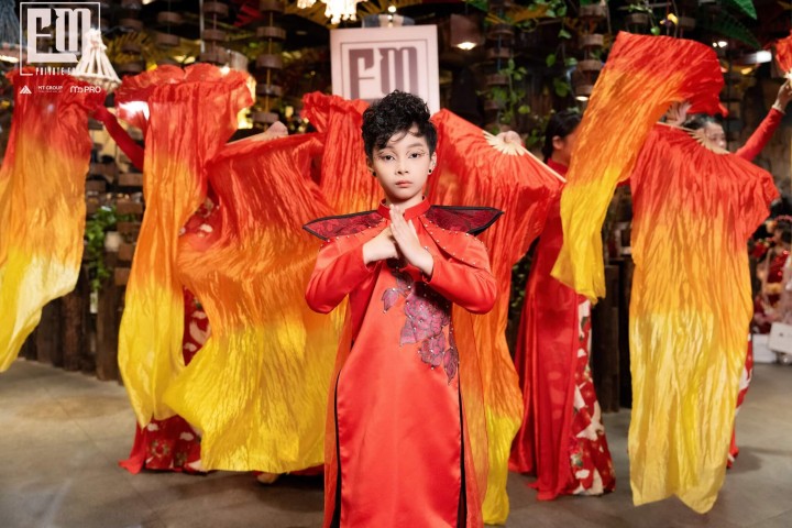 First Face Tuấn Anh trong bộ sưu tập "Tinh Hoa Xuân Thì" của NTK Linh Phương tại EM Show