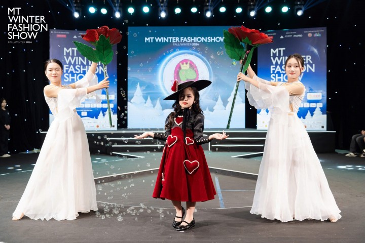 Hoàng Yến – First Face duyên dáng trong BST “Carol in Heart” của Ó Princess tại MT Winter Fashion Show 2024