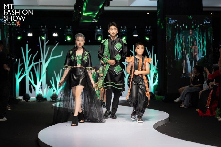 Ba anh em mẫu nhí gây ấn tượng tại sàn diễn MT Fashion Show 2024