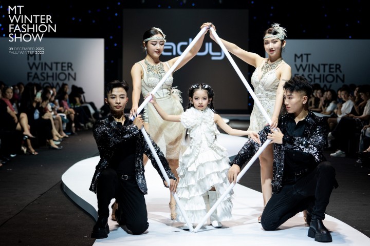 “Tắc kè hoa” Hà Anh tỏa sáng tại sàn diễn  MT Winter Fashion Show 2023