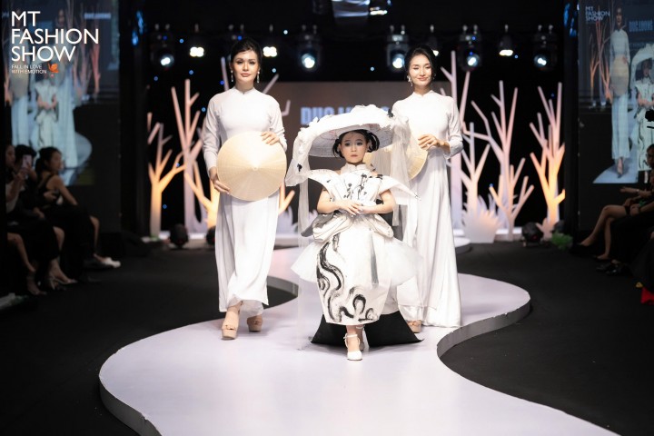 Mẫu nhí Thanh Hằng thần thái trên sàn catwalk