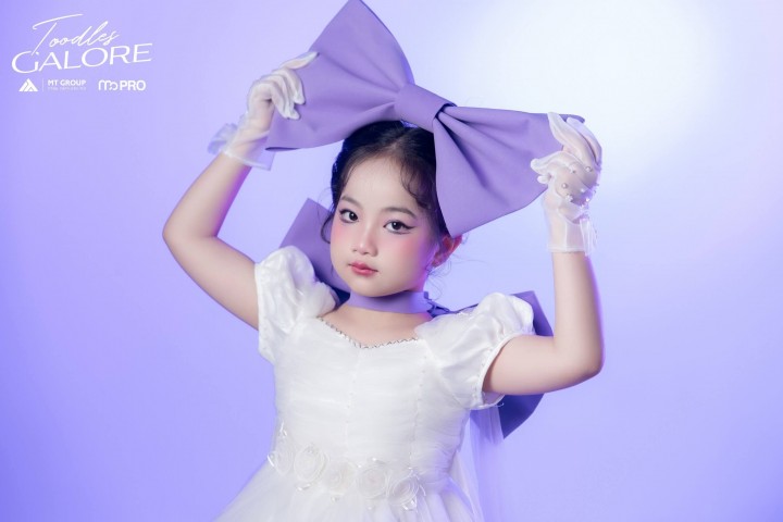 Vẻ đẹp trong trẻo sương mai của mẫu nhí Minh Anh